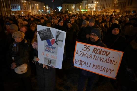 obcianska spolocnost si nenecha vziat 17 november neznu revoluciu si pripomenuli aj v parizi