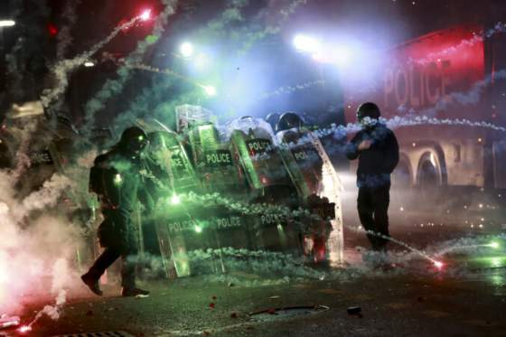 demonstracie v gruzinsku po preruseni rokovani s eu pokracuju pocas protestov zadrzali 43 ludi foto