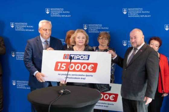 huliak odovzdal seky dochodcom peniaze z hazardu maju podporit sportove aktivity seniorov