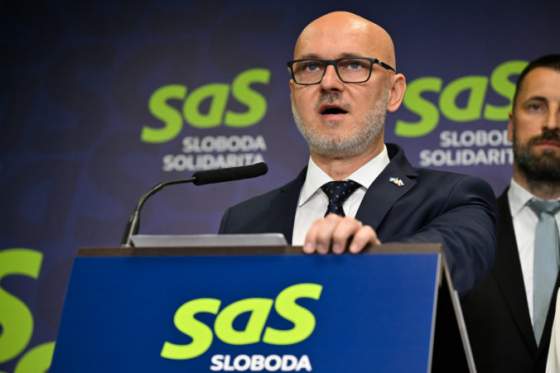 v kazdej normalnej krajine by minister dopravy uz odstupil liberali reaguju na zrazku vlakov a apeluju na raza