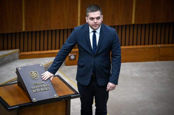 opozicia ziada odvolanie melichera za vyroky o ukrajine podla jakaba je hanbou a bezpecnostnym rizikom slovenska