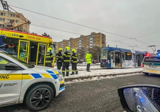 na triede snp v kosiciach a zrazili dve elektricky zranilo sa osem osob
