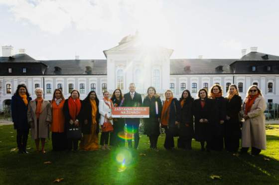 pellegrini sa pripojil ku kampani zastavme nasilie na zenach prezidentsky palac sa rozziari oranzovou farbou