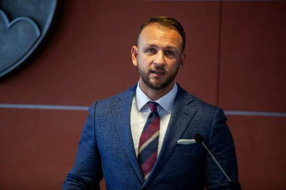 sudcovia kritizuju sutaja estoka za slova o politickej motivacii tvrdia ze jeho vyroky znizuju ich doveryhodnost