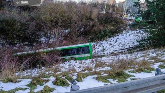 v kosiciach havaroval autobus mhd presiel do protismeru a zisiel dole svahom foto