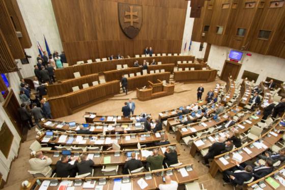 Poslanec právoplatne odsúdený za trestný čin už nedostane žiadny plat, schválil parlament