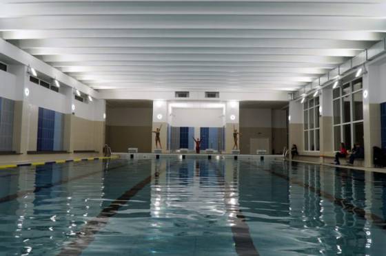 Karlova Ves otvorila na škole nový bazén, poslúži aj verejnosti