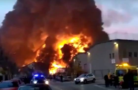 Chemickú továreň pri Barcelone zachvátil veľký požiar, plamene šľahajú vysoko do výšky (video)