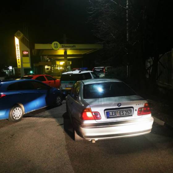 Policajti zadržali v Nových Zámkoch štyroch Sýrčanov aj ich prevádzačov (foto)