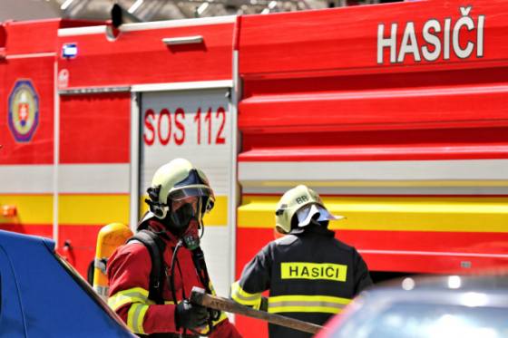 Pri požiari v Liptovskom Mikuláši zahynul človek, nepomohlo ani oživovanie hasičmi