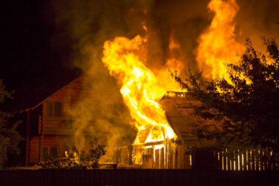 Pri požiari domu v Lednických Rovniach zahynul človek, prípad vyšetruje polícia