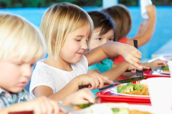 Daňový bonus na deti sa zvýši, plošné dotovanie obedov sa skončí. Ktoré rodiny na tom získajú a ktoré stratia