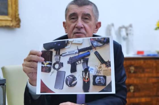 Ozbrojený muž vtrhol na český úrad vlády, chcel údajne napadnúť Babiša (video)