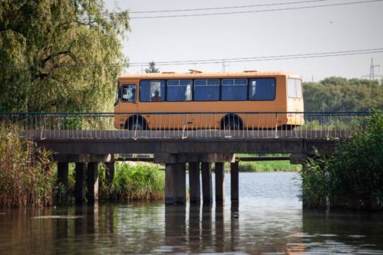 autobus smerujuci na svadbu sa zrutil do rieky nestastie neprezilo viac ako 20 ludi