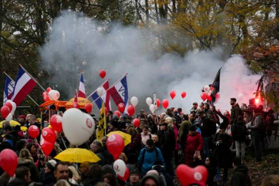 v holandsku protestovali proti sprisneniu lockdownu nove infekcie zostavaju na rekordnych urovniach