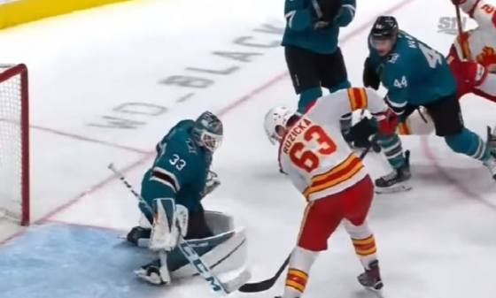 Ružička strelil svoj prvý gól v NHL, ale z prehry Calgary bol naštvaný (video)
