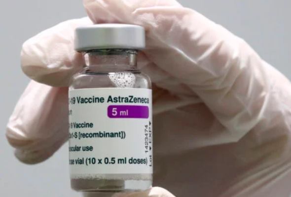 Prečo sa po podaní vakcíny AstraZeneca objavili krvné zrazeniny? Experti zrejme našli spúšťač 