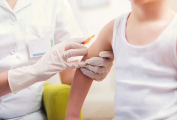 pfizer meni plany a zacina testovat az tri davky vakciny pre deti mladsie ako pat rokov