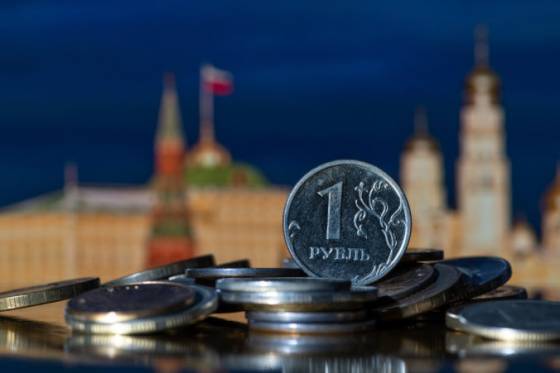 ekonomika ruska sa podla sefky centralnej banky zmensi o tri percenta inflacia v krajine presahuje 12 percent