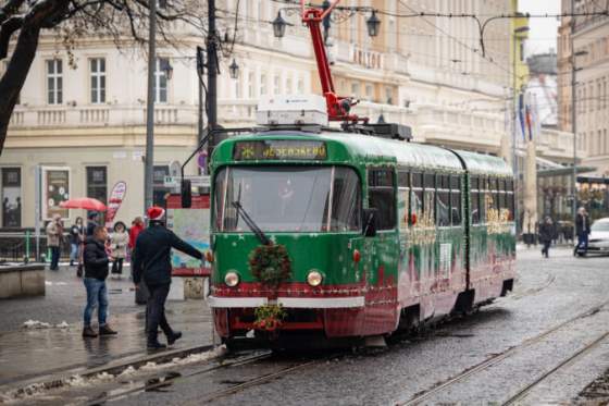 do ulic bratislavy vyrazila vianocna elektricka aj smetiarske auto bratislavcanov potesi bezplatna jazda foto