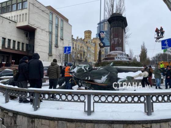 Kyjev začal odstraňovať pamätník veliteľa Červenej armády Mykolu Ščorsa