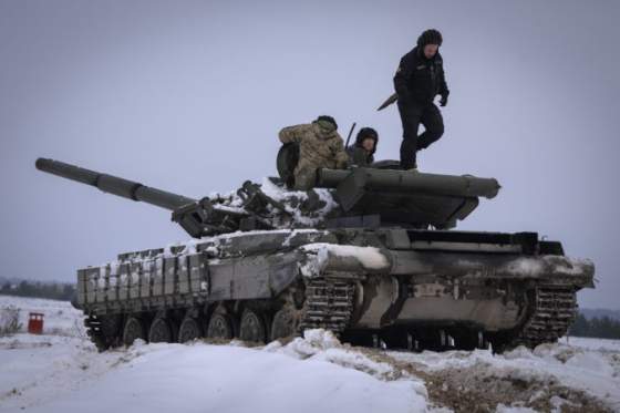 rusi neprestajne utocia na vychode ukrajiny podla velitela pozemskych sil syrskeho je situacia mimoriadne narocna