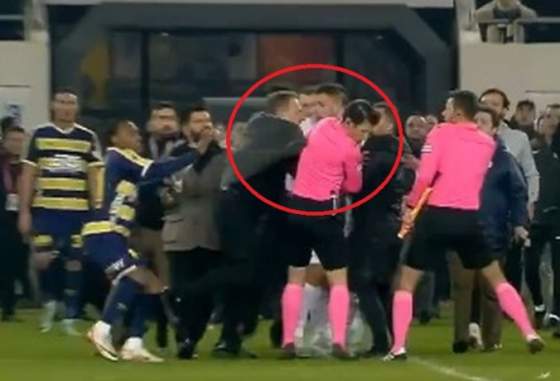 sokujuci a nechutny incident v turecku prezident klubu na ihrisku knokautoval rozhodcu a potom do neho kopal video