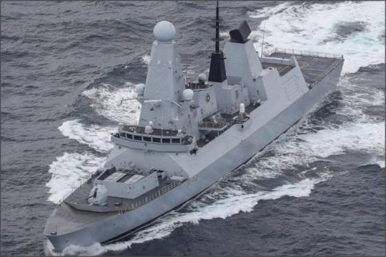 britske namornictvo zostrelilo dron v cervenom mori mieril na obchodnu lodnu dopravu