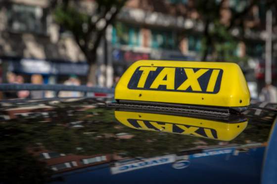 uzbek sa pokusil znasilnit zenu pocas jazdy v taxiku policajti muza zadrzali