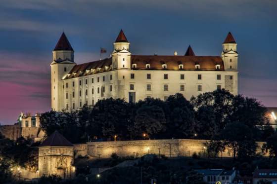 bratislavsky hrad bude nasvieteny na znak ucty obetiam strelby v prahe pred budovou narodnej rady je uz vztycena cierna vlajka foto
