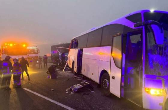 hromadna nehoda na tureckej dialnici si vyziadala zivoty najmenej desiatich ludi dalsich 57 je zranenych video foto