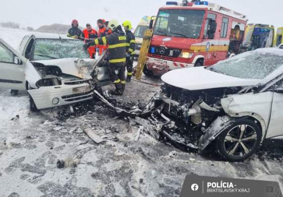 policia upozornuje na uzavretu cestu v blizkosti d4 doslo k zrazke dvoch vozidiel foto