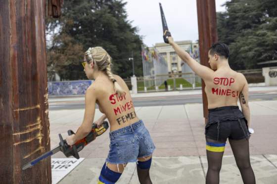 polonahe aktivistky pred sidlom osn v zeneve protestovali proti vojne na ukrajine foto