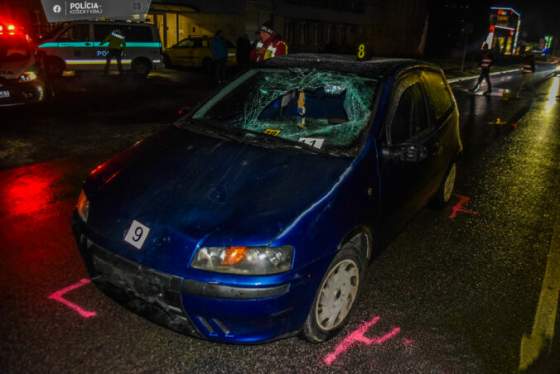 auto na priechode zrazilo dvoch chodcov policia apeluje aj na pouzivanie reflexnych prvkov foto