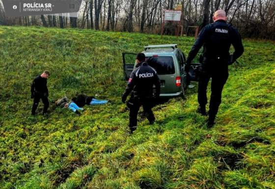 na kradnutom aute bez vodicaku a pod vplyvom drog muz sa snazil v sali uniknut policii ale daleko nedosiel