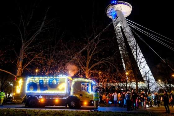 vianocne smetiarske auto vyraza do ulic hlavneho mesta foto