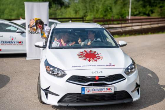 giving tuesday v cervenom nose ziaci vytvorili novy outfit klaunskych aut aby potesili deti v nemocniciach