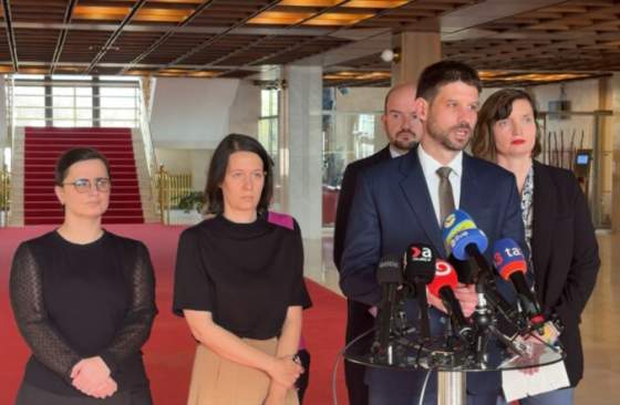 koalicia chce prilepkom pomoct gasparovi tvrdi opozicia a kritizuje aj trestanie spochybnovania benesovych dekretov