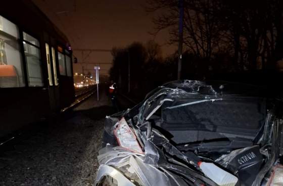 policajti zasahovali pri zrazke vlaku s autom vodic vosiel na kolajisko a zostal tam zakliesneny foto