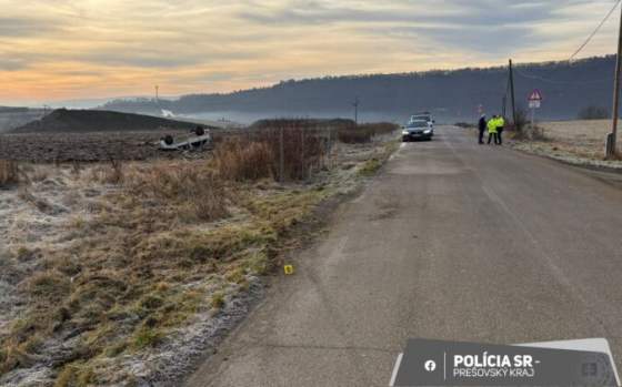tragicka nehoda v okrese presov vodic zisiel mimo cestu a auto skoncilo prevratene na streche