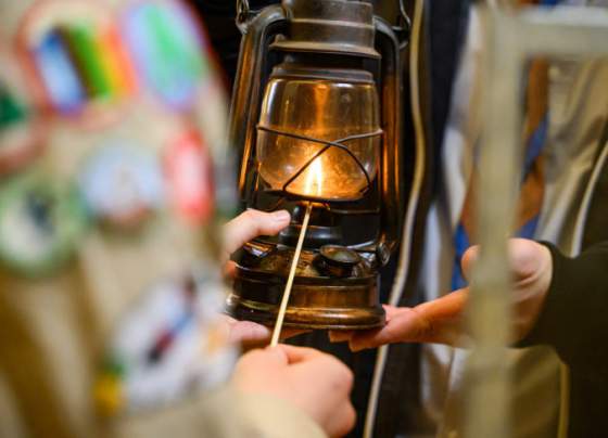 skauti vyniesli betlehemske svetlo do vysky 2 634 metrov rozziarilo lomnicky stit aj skalnatu chatu