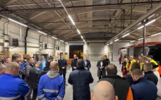 premier fico a minister raz skoro rano navstivili dopravny podnik v bratislave video