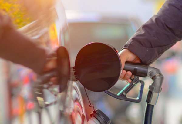 motoristi pocitili vyraznejsie zlacnenie ceny benzinu a nafty su najnizsie za niekolko mesiacov